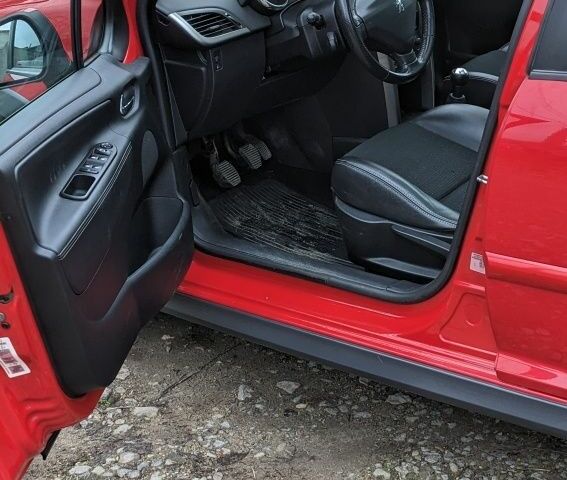 Красный Пежо 207, объемом двигателя 1.6 л и пробегом 230 тыс. км за 5300 $, фото 7 на Automoto.ua