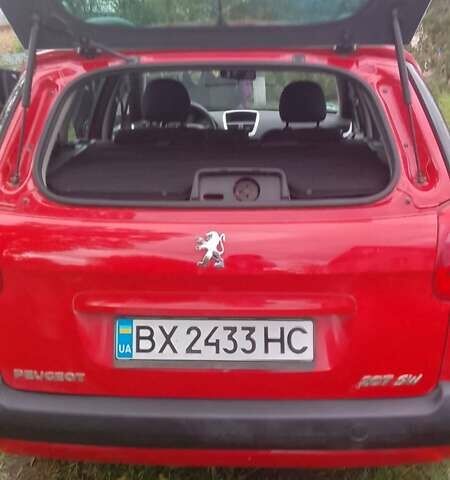 Червоний Пежо 207, об'ємом двигуна 1.4 л та пробігом 230 тис. км за 4500 $, фото 4 на Automoto.ua