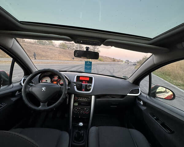 Красный Пежо 207, объемом двигателя 1.4 л и пробегом 220 тыс. км за 5200 $, фото 4 на Automoto.ua