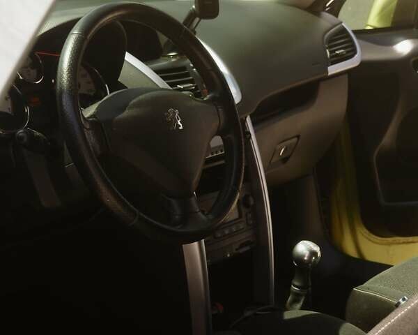 Желтый Пежо 207, объемом двигателя 1.61 л и пробегом 192 тыс. км за 6300 $, фото 11 на Automoto.ua