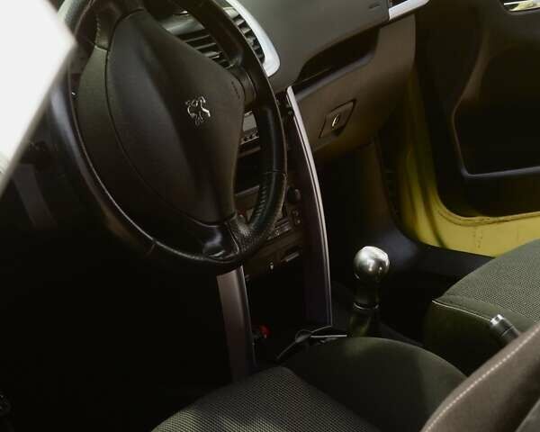 Желтый Пежо 207, объемом двигателя 1.61 л и пробегом 192 тыс. км за 6300 $, фото 10 на Automoto.ua