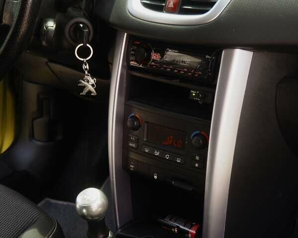 Желтый Пежо 207, объемом двигателя 1.61 л и пробегом 192 тыс. км за 6300 $, фото 7 на Automoto.ua