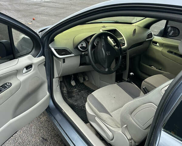 Сірий Пежо 207, об'ємом двигуна 1.36 л та пробігом 172 тис. км за 2600 $, фото 7 на Automoto.ua