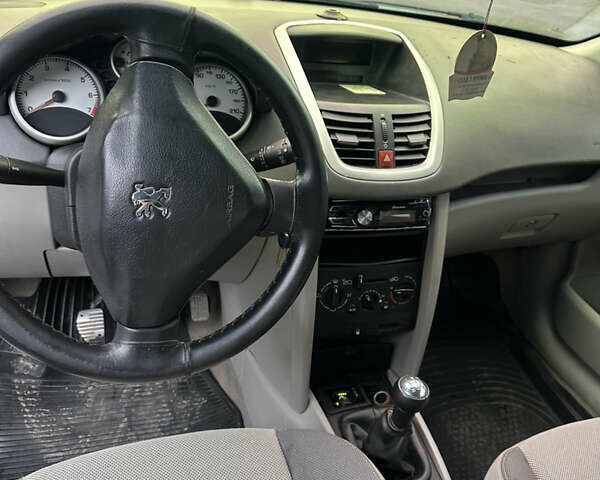 Сірий Пежо 207, об'ємом двигуна 1.36 л та пробігом 172 тис. км за 2600 $, фото 6 на Automoto.ua