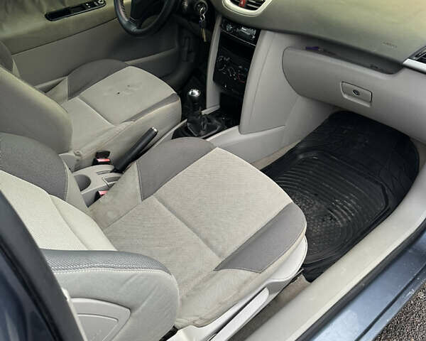 Сірий Пежо 207, об'ємом двигуна 1.36 л та пробігом 172 тис. км за 2600 $, фото 9 на Automoto.ua