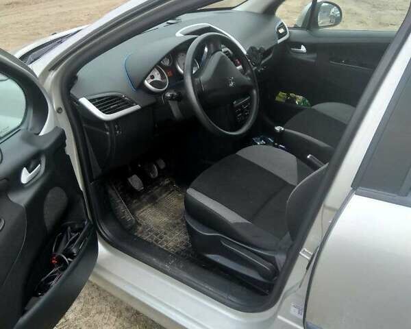 Серый Пежо 207, объемом двигателя 1.4 л и пробегом 220 тыс. км за 4250 $, фото 3 на Automoto.ua