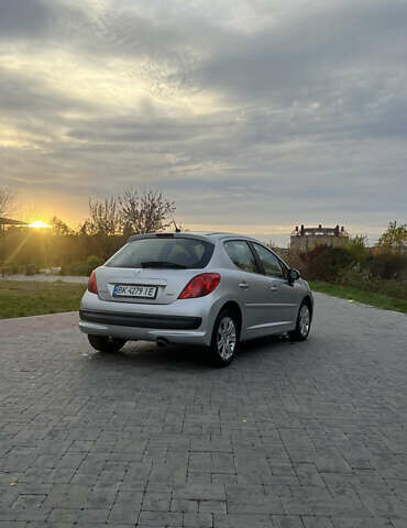 Серый Пежо 207, объемом двигателя 1.6 л и пробегом 228 тыс. км за 4300 $, фото 3 на Automoto.ua