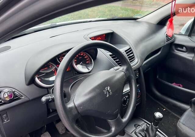Серый Пежо 207, объемом двигателя 1.4 л и пробегом 154 тыс. км за 5500 $, фото 7 на Automoto.ua
