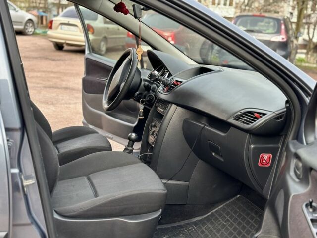 Серый Пежо 207, объемом двигателя 1.4 л и пробегом 256 тыс. км за 3700 $, фото 4 на Automoto.ua