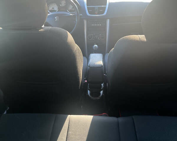 Сірий Пежо 207, об'ємом двигуна 1.6 л та пробігом 227 тис. км за 4800 $, фото 13 на Automoto.ua