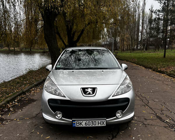 Серый Пежо 207, объемом двигателя 1.4 л и пробегом 104 тыс. км за 3999 $, фото 1 на Automoto.ua