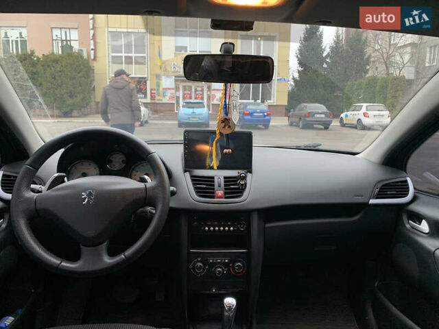 Серый Пежо 207, объемом двигателя 1.36 л и пробегом 119 тыс. км за 6000 $, фото 5 на Automoto.ua