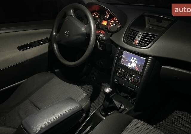 Серый Пежо 207, объемом двигателя 1.4 л и пробегом 210 тыс. км за 5000 $, фото 7 на Automoto.ua