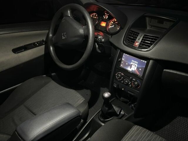 Серый Пежо 207, объемом двигателя 1.4 л и пробегом 210 тыс. км за 5000 $, фото 5 на Automoto.ua