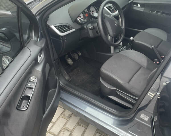 Серый Пежо 207, объемом двигателя 1.36 л и пробегом 213 тыс. км за 4500 $, фото 7 на Automoto.ua