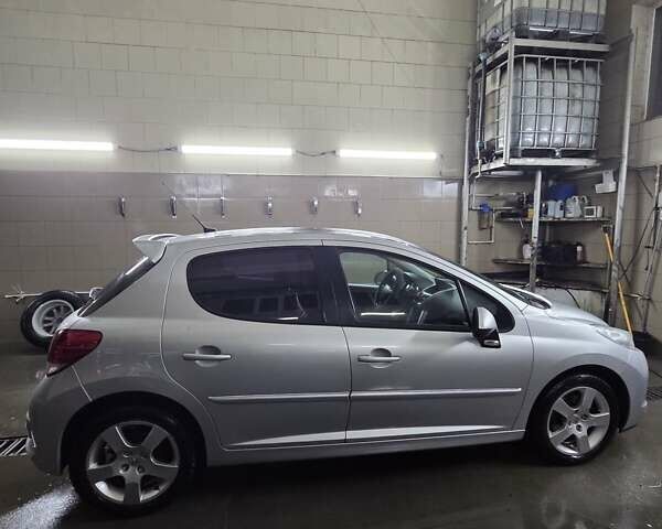 Серый Пежо 207, объемом двигателя 1.6 л и пробегом 79 тыс. км за 6000 $, фото 3 на Automoto.ua