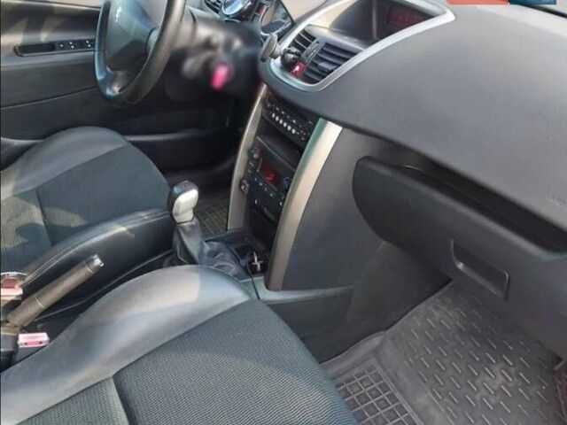 Серый Пежо 207, объемом двигателя 1.4 л и пробегом 200 тыс. км за 4500 $, фото 3 на Automoto.ua