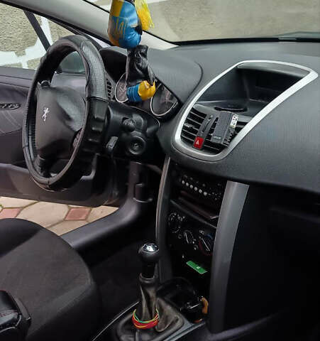 Серый Пежо 207, объемом двигателя 1.6 л и пробегом 118 тыс. км за 5200 $, фото 9 на Automoto.ua