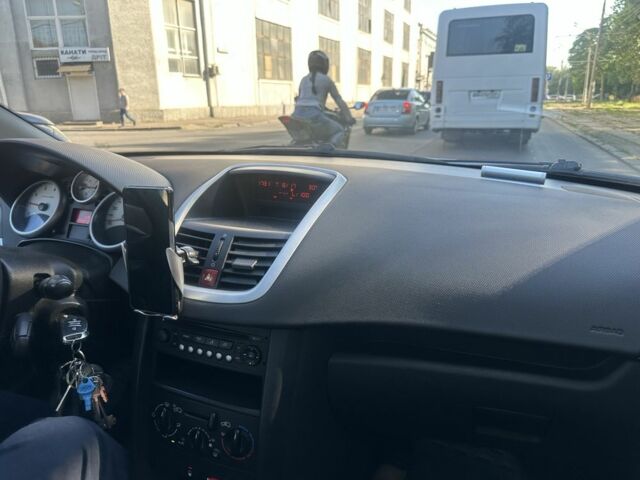 Серый Пежо 207, объемом двигателя 1.4 л и пробегом 205 тыс. км за 3500 $, фото 6 на Automoto.ua