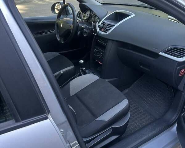 Серый Пежо 207, объемом двигателя 1.4 л и пробегом 205 тыс. км за 3500 $, фото 6 на Automoto.ua