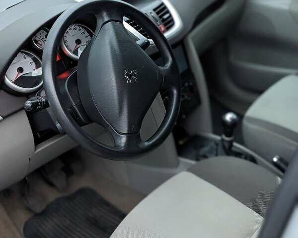 Серый Пежо 207, объемом двигателя 1.4 л и пробегом 204 тыс. км за 5400 $, фото 3 на Automoto.ua