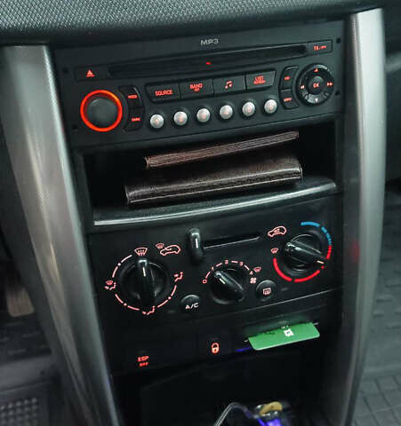 Серый Пежо 207, объемом двигателя 1.6 л и пробегом 118 тыс. км за 5200 $, фото 11 на Automoto.ua