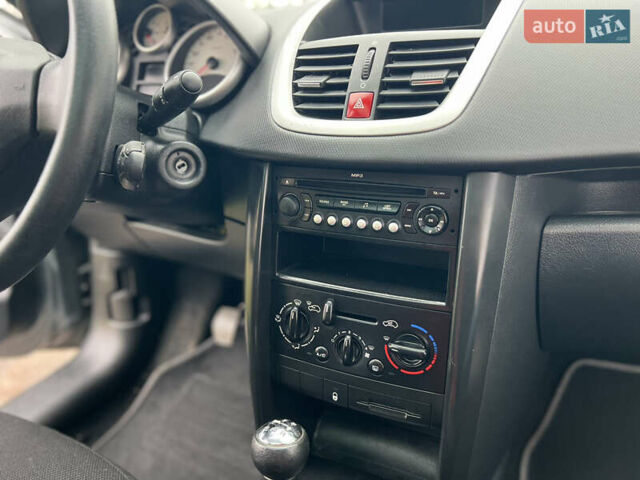 Серый Пежо 207, объемом двигателя 1.4 л и пробегом 126 тыс. км за 4800 $, фото 23 на Automoto.ua