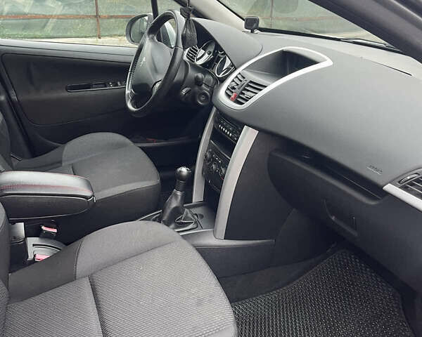 Серый Пежо 207, объемом двигателя 1.56 л и пробегом 200 тыс. км за 5800 $, фото 2 на Automoto.ua