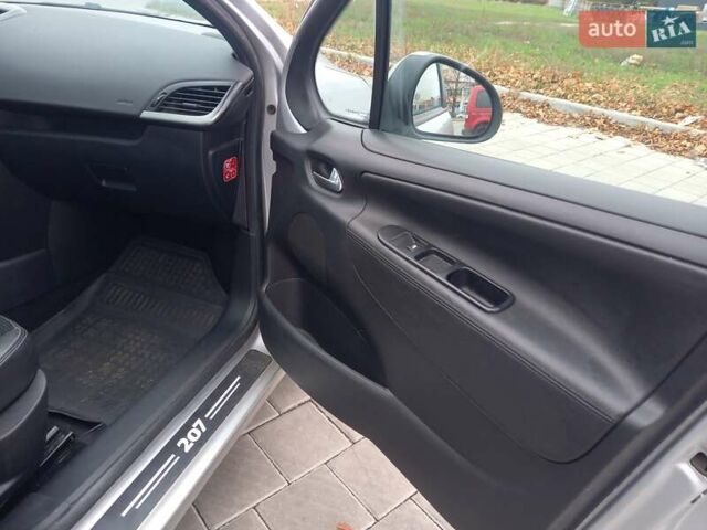 Серый Пежо 207, объемом двигателя 1.6 л и пробегом 200 тыс. км за 4600 $, фото 17 на Automoto.ua