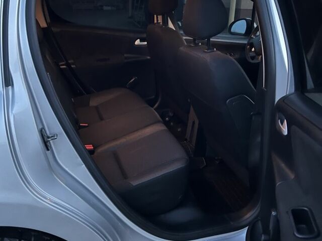 Серый Пежо 207, объемом двигателя 1.6 л и пробегом 186 тыс. км за 6000 $, фото 6 на Automoto.ua