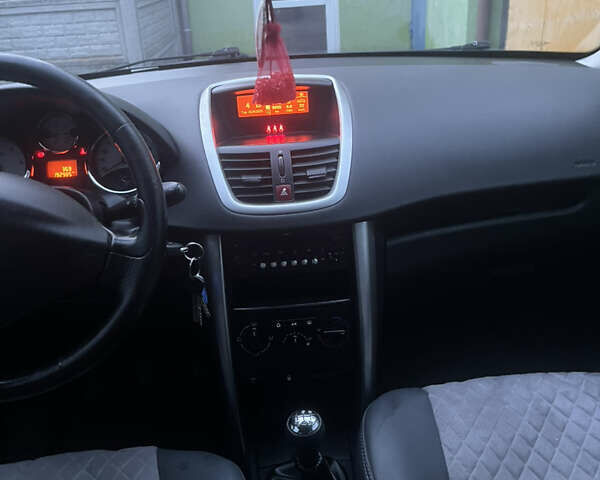 Синий Пежо 207, объемом двигателя 1.56 л и пробегом 192 тыс. км за 5300 $, фото 7 на Automoto.ua