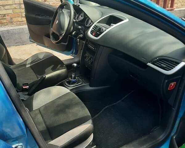 Синий Пежо 207, объемом двигателя 1.4 л и пробегом 240 тыс. км за 4500 $, фото 5 на Automoto.ua