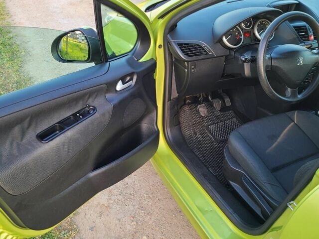 Зелений Пежо 207, об'ємом двигуна 1.4 л та пробігом 117 тис. км за 3900 $, фото 4 на Automoto.ua