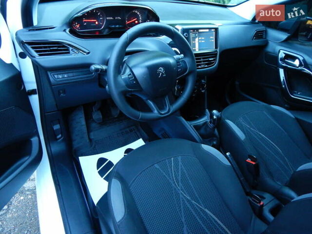 Пежо 208 2012 в Трускавце на Automoto.ua Белый Пежо 208, объемом двигателя 1.4 л и пробегом 160 тыс. км за 5890 $, фото 44 на Automoto.ua