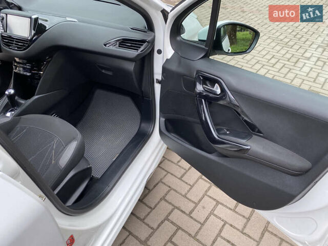Білий Пежо 208, об'ємом двигуна 1.4 л та пробігом 255 тис. км за 7100 $, фото 19 на Automoto.ua
