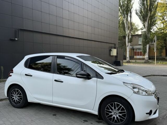 Белый Пежо 208, объемом двигателя 1.4 л и пробегом 300 тыс. км за 7000 $, фото 1 на Automoto.ua