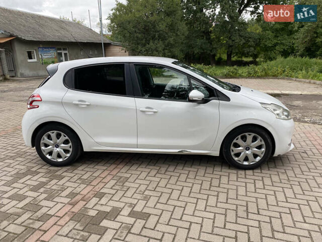 Білий Пежо 208, об'ємом двигуна 1.4 л та пробігом 255 тис. км за 7100 $, фото 3 на Automoto.ua