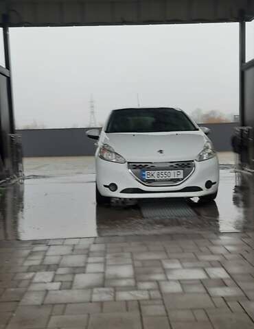 Білий Пежо 208, об'ємом двигуна 1.4 л та пробігом 259 тис. км за 7100 $, фото 23 на Automoto.ua