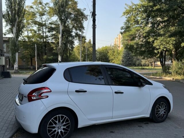 Белый Пежо 208, объемом двигателя 1.4 л и пробегом 300 тыс. км за 7000 $, фото 2 на Automoto.ua