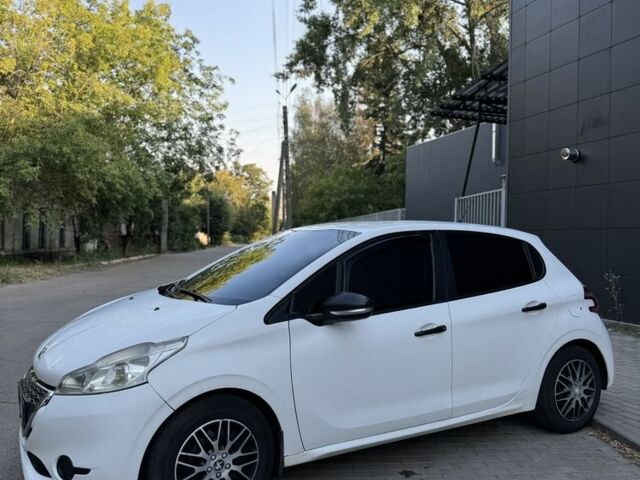 Белый Пежо 208, объемом двигателя 1.4 л и пробегом 300 тыс. км за 7000 $, фото 7 на Automoto.ua