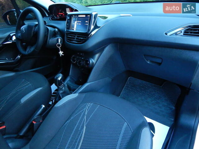 Пежо 208 2012 в Трускавце на Automoto.ua Белый Пежо 208, объемом двигателя 1.4 л и пробегом 160 тыс. км за 5890 $, фото 64 на Automoto.ua
