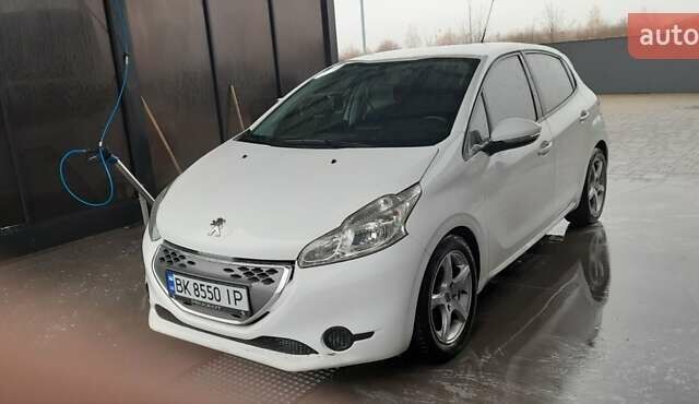 Білий Пежо 208, об'ємом двигуна 1.4 л та пробігом 259 тис. км за 7100 $, фото 35 на Automoto.ua