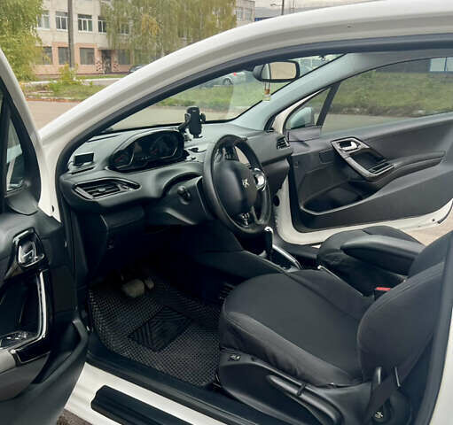 Білий Пежо 208, об'ємом двигуна 1.6 л та пробігом 77 тис. км за 8800 $, фото 7 на Automoto.ua