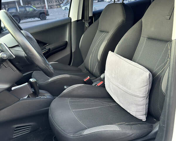 Белый Пежо 208, объемом двигателя 1.2 л и пробегом 95 тыс. км за 7100 $, фото 9 на Automoto.ua