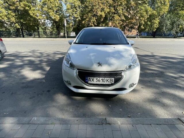 Белый Пежо 208, объемом двигателя 1.2 л и пробегом 160 тыс. км за 6200 $, фото 1 на Automoto.ua