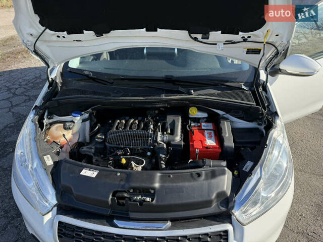 Белый Пежо 208, объемом двигателя 1 л и пробегом 109 тыс. км за 5400 $, фото 1 на Automoto.ua
