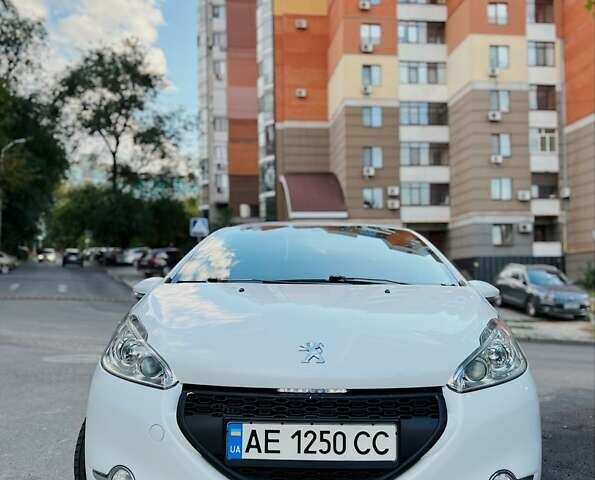 Белый Пежо 208, объемом двигателя 1.57 л и пробегом 173 тыс. км за 9600 $, фото 2 на Automoto.ua