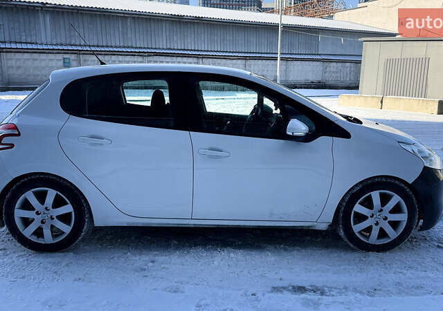 Белый Пежо 208, объемом двигателя 1.56 л и пробегом 88 тыс. км за 7000 $, фото 2 на Automoto.ua