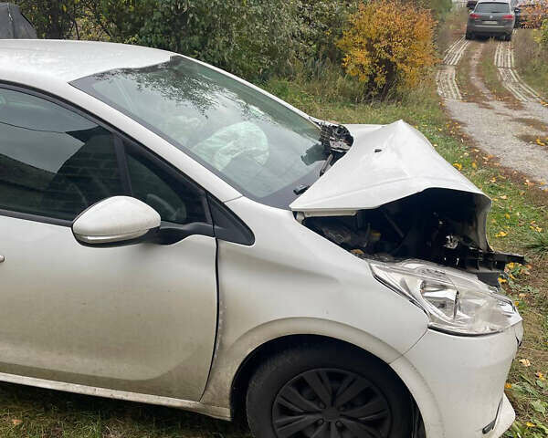 Белый Пежо 208, объемом двигателя 1.2 л и пробегом 120 тыс. км за 2500 $, фото 5 на Automoto.ua