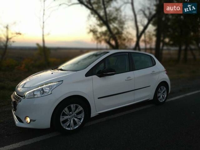 Белый Пежо 208, объемом двигателя 1.2 л и пробегом 107 тыс. км за 7650 $, фото 86 на Automoto.ua